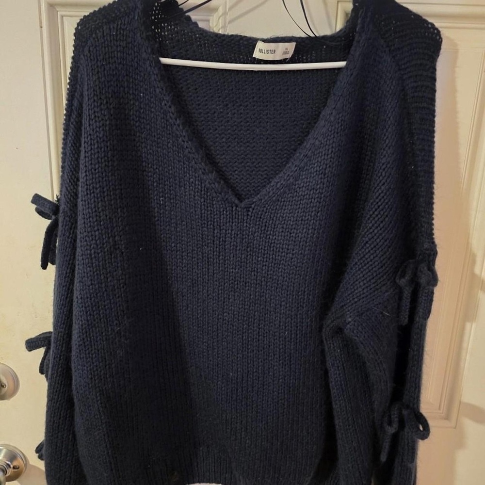 Hollister Women's Navy V-Neck Sweater
